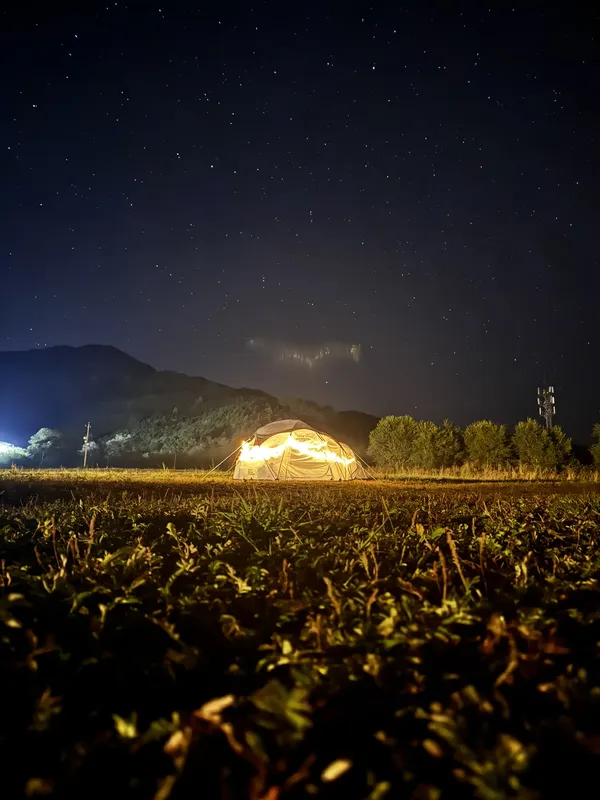 夜里的帐篷和星空