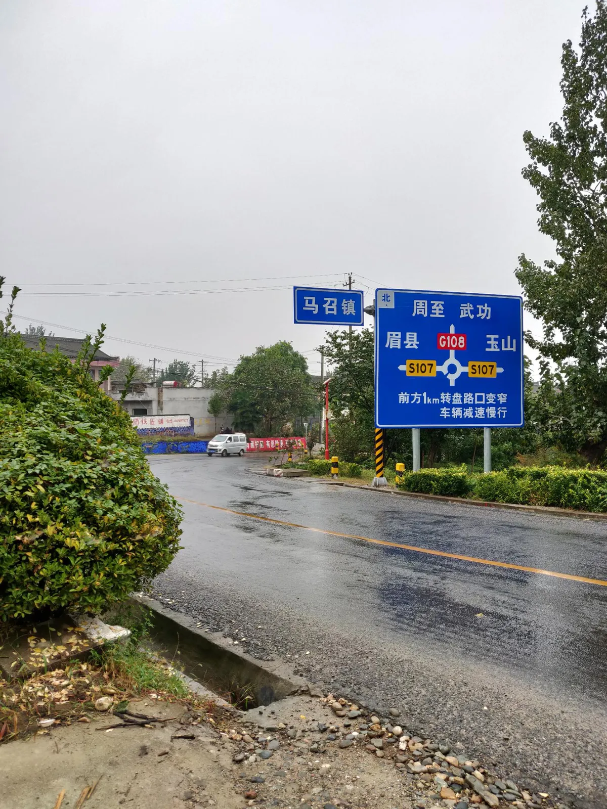 在此处等待黑车过检查后接我们